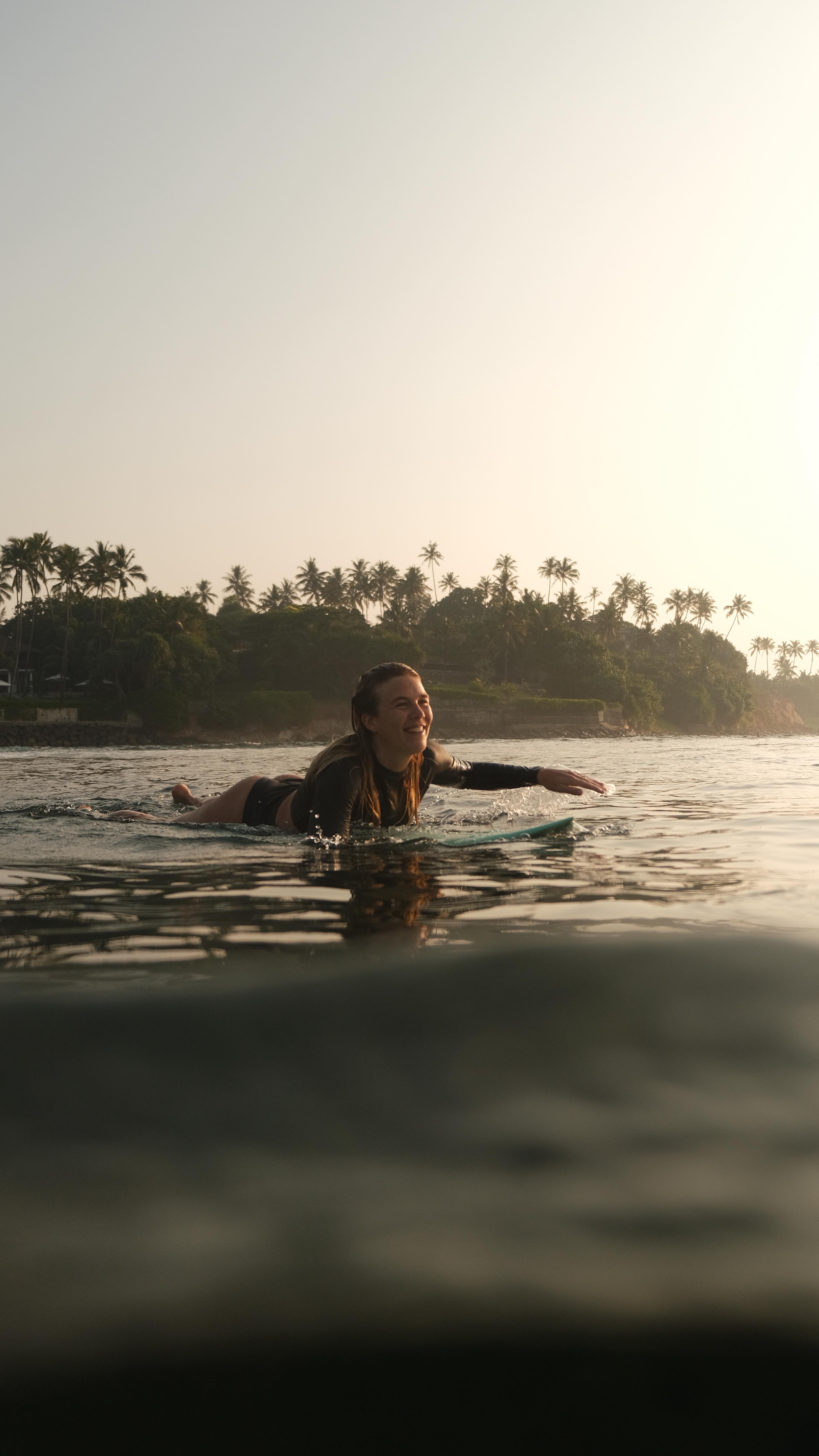 Instagram post by @ronja.yogaflow for Mojosurf. Caption reads: Anzeige/ad 🤭🏄‍♀️ Wait till the end 🇦🇺 the....