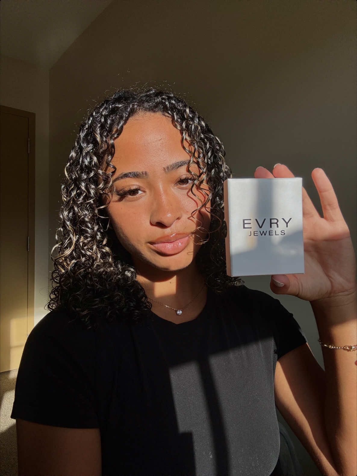 TikTok post by @isaa.javierr for Evry Jewels. Caption reads: get $ off when using code : ISAAJAV20 🤍 @EVRY....