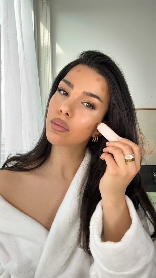 Instagram post by @glambykim_ for REN Clean Skincare. Caption reads: 90’s glam makeup look ✨

@renskincare primer....