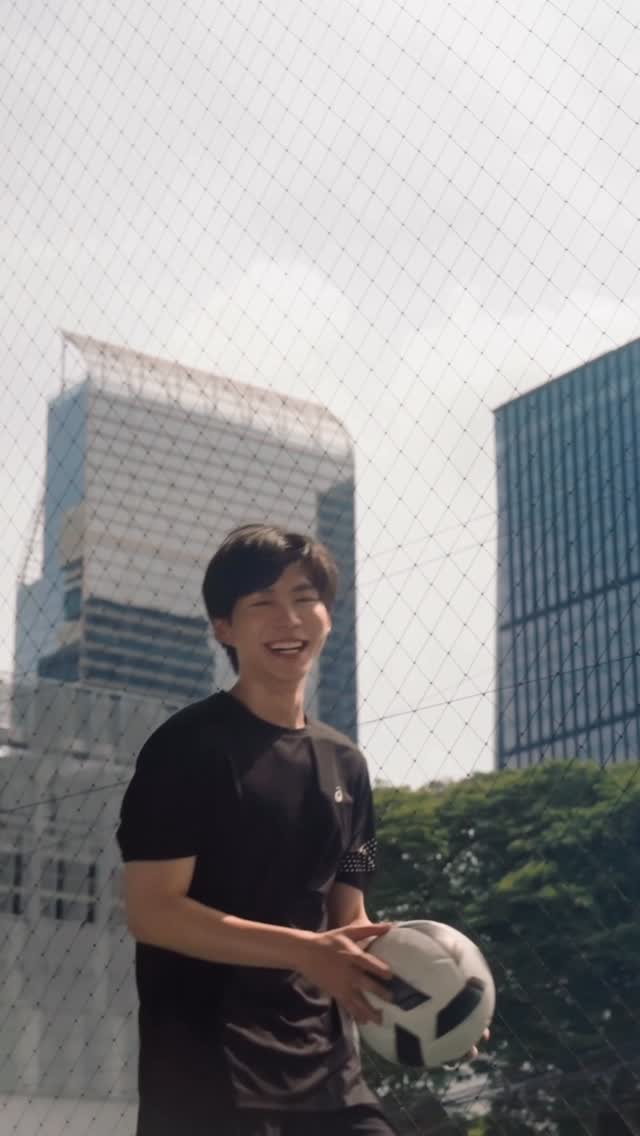 Instagram post by @bbverpj for ASICS Thailand. Caption reads: “ไม่ต้องเป็นสนามใหญ่ก็รู้สึกถึงความมหัศจรรย์ได้....