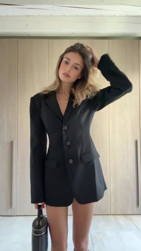 Instagram post by @elisabarranu for House of CB. Caption reads: Blazer by @houseofcb & bag by @paris64world 🖤.