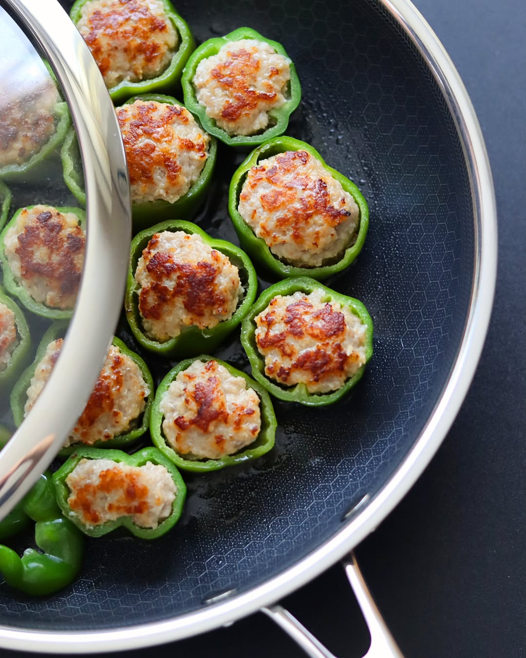 Instagram post by @chie__ie for HexClad JP. Caption reads: 2025/08/24

レシピ【肉詰めピーマン】

リクエストの多い夏の人気メニューです。

肉に火....