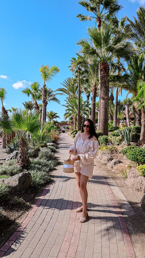 Instagram post by @luxuryvoyager for it Luggage. Caption reads: Around the world with my @itluggage 🧳 

Tel Aviv....