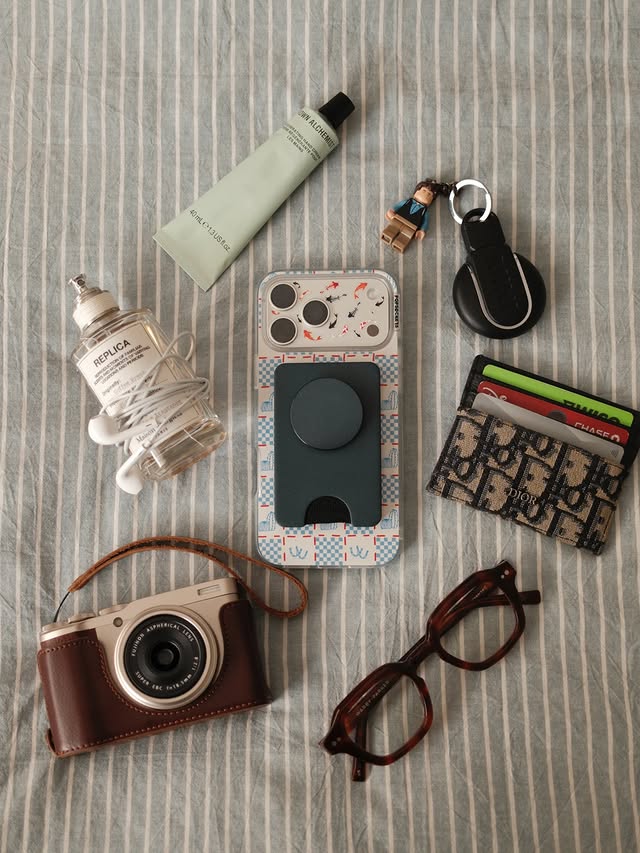 Instagram post by @efekanerg for PopSockets. Caption reads: @popsockets Kick-Out Wallet is part of my [...].