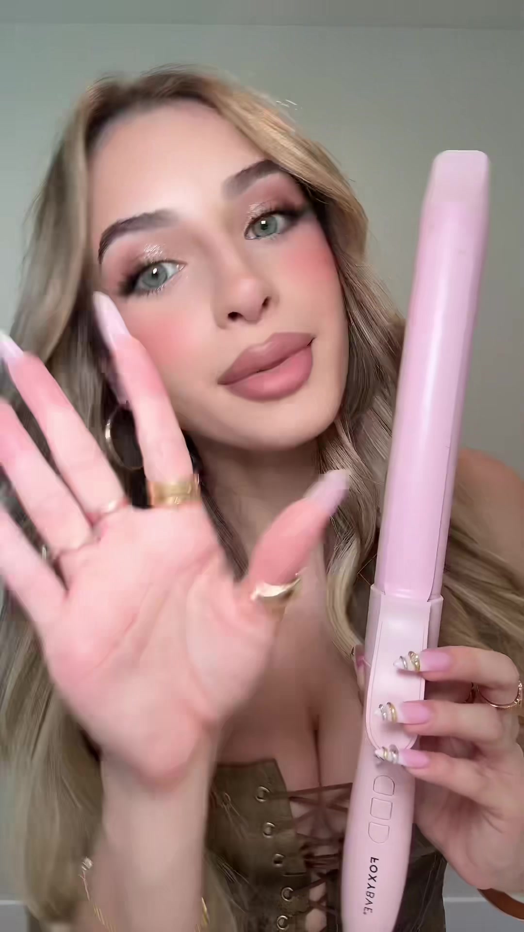 TikTok post by @lindceybeautyy for FoxyBae Hair. Caption reads: GETTING COACHELLA READY🌵🎡 p.s. my @FoxyBae Hair....