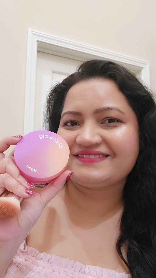 Instagram post by an influencer for Benefit Club Pink US. Caption reads: [...] @benefitcosmetics @benefitclubpinkus....
