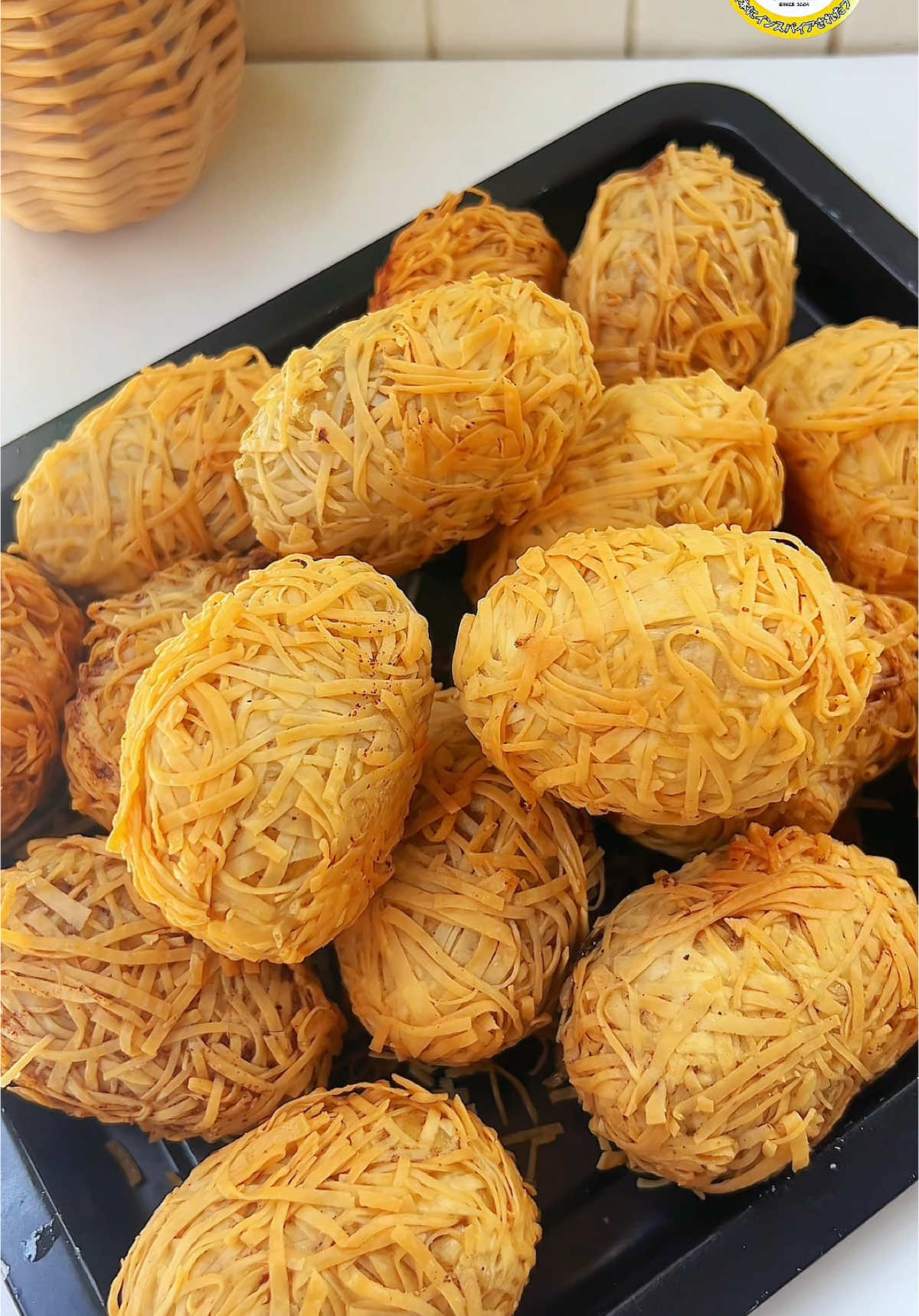 TikTok post by @dwianjarrecipe for idealifeonline. Caption reads: IDE JUALAN UNIK, ENAK, DAN KEKINIAN😍 “Pisang....