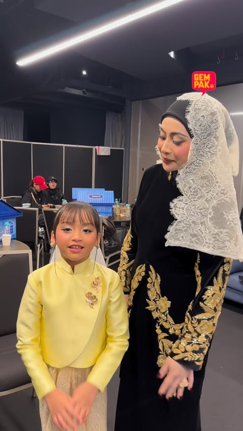 Instagram post by @bambam_studios for Astro Gempak. Caption reads: Anggrek & Cik B dah ready nak panaskan pentas....