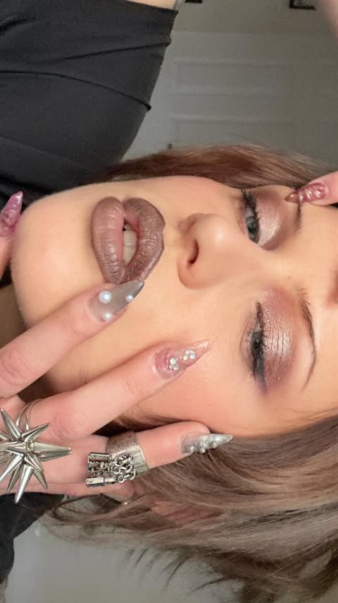 Instagram post by @alina.zych for Anastasia Beverly Hills. Caption reads: [...] a few of these are def staying🤭Anastasia....