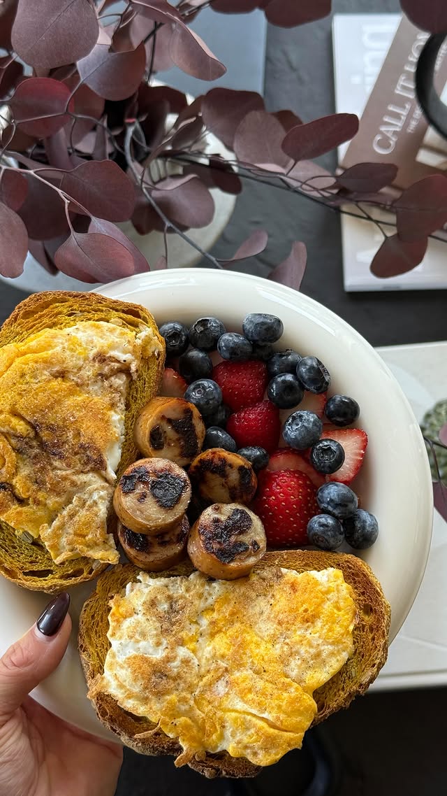 Instagram post by @ellie_teale for RXBAR. Caption reads: What I eat in a day & how much I actually ate 🫐....