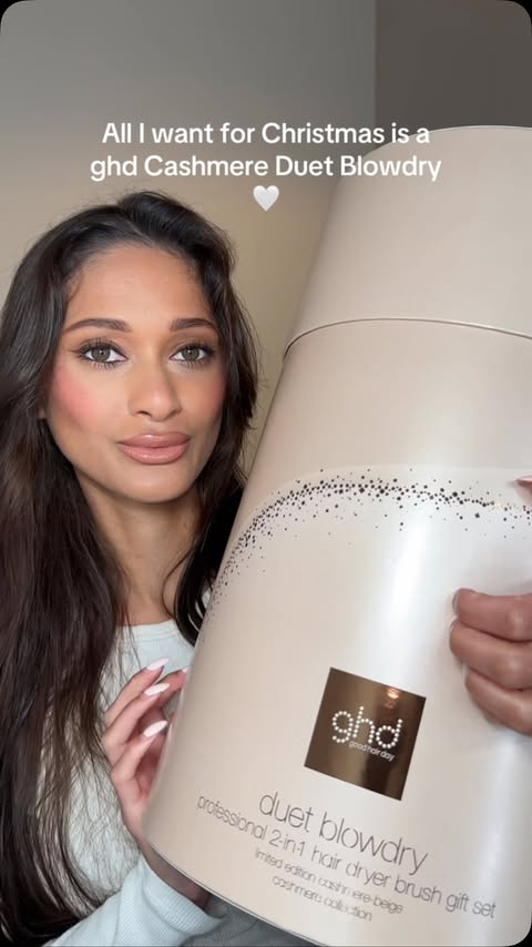 Instagram post by @munecamuneca_x for ghd hair. Caption reads: [...] find under the tree this Christmas 🎁🤍....