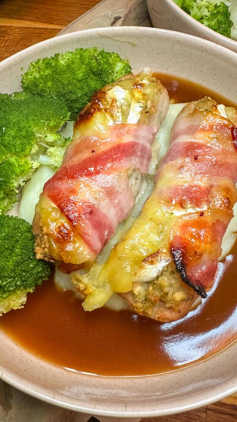 Instagram post by @losing.kate for Degusta Box. Caption reads: 🎄STUFFED PIGS IN BLANKETS 🎄

A super cosy Sunday....