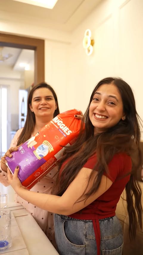 Instagram post by @meru.panwargrover for Huggies. Caption reads: [...] speed matters, Smart Moms Choose Huggies....
