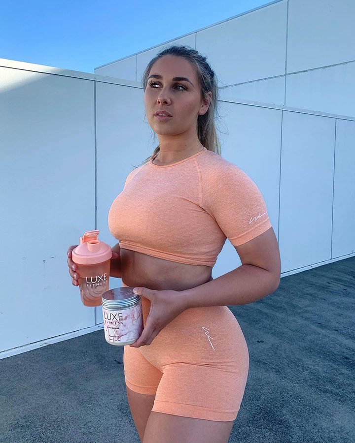 Instagram post by @michelleschimanski__ for LUXE Fitness. Caption reads: [...] just be looking too damn fine!....