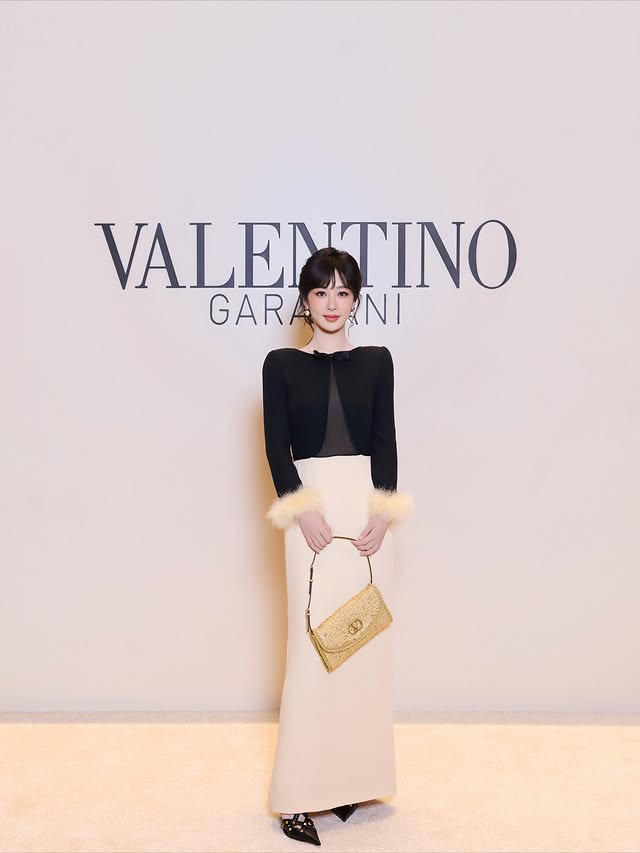 Instagram post by @yangzi_aoao for Valentino. Caption reads: 💗@maisonvalentino 
#ValentinoCruise2026....