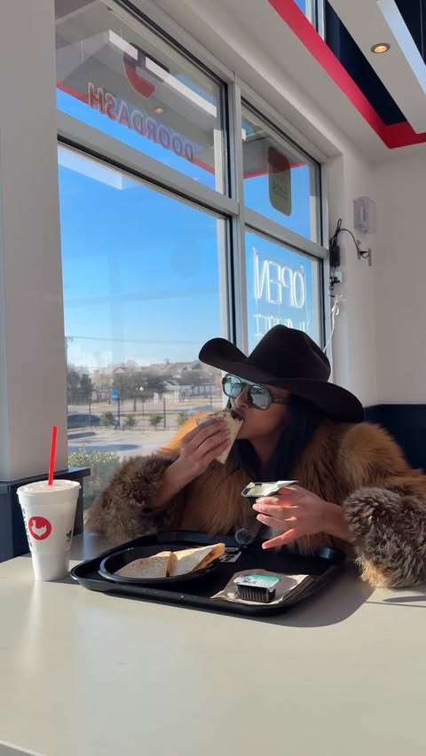 Instagram post by @shelby.mayfield for Zaxby's. Caption reads: [...] I prefer things GIANT, especially....