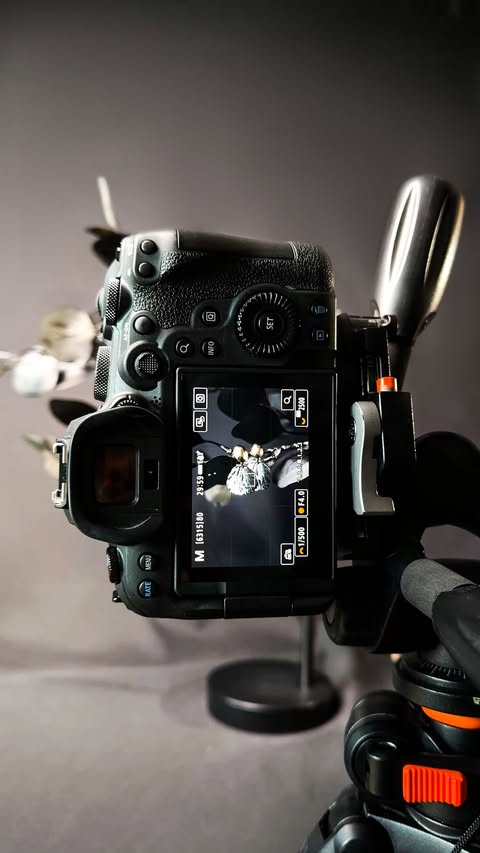 Instagram post by @yourinstaphotography for Photoroom. Caption reads: [...] 😌
I take a simple photo on a wall → open....