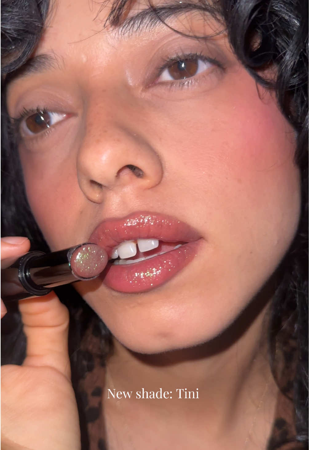 TikTok post by @yadeemua for GETSTONNED. Caption reads: [...] way i am putting this in my purse ✨🥰....