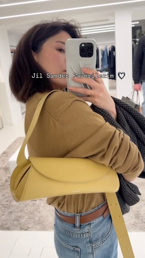 Instagram post by @gozdecetind for JIL SANDER. Caption reads: Favori markam sensin 🖤
#reklam #jilsander....
