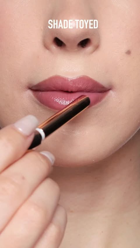 Instagram post by @ashleykaylamakeup for Anastasia Beverly Hills. Caption reads: [...] impressions and swatches on the....