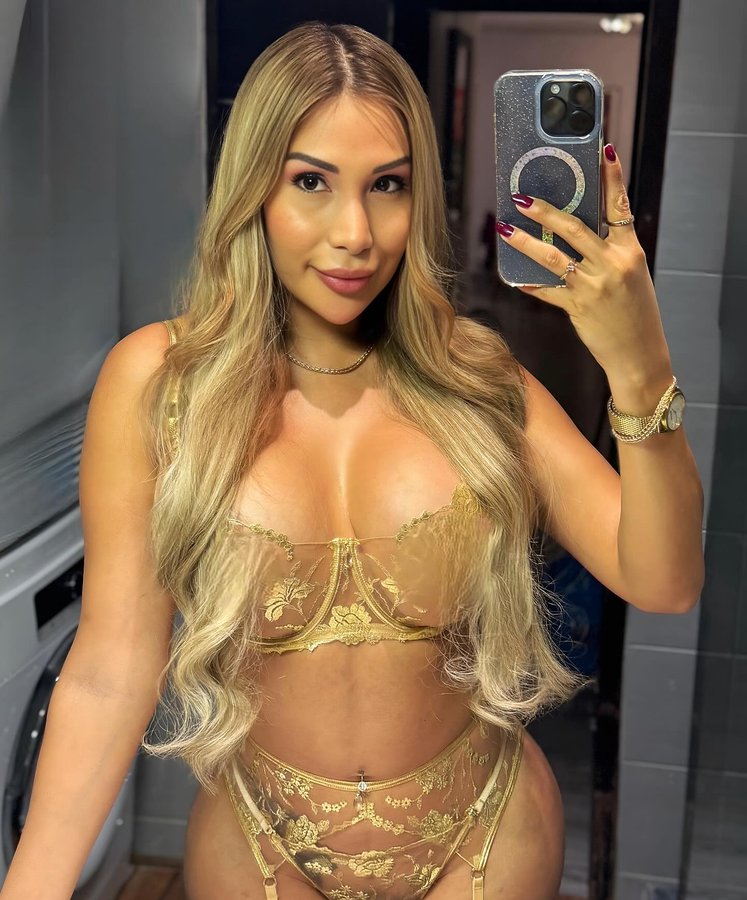 Instagram post by @jesikstar for Honey Birdette. Caption reads: Dulce como la Miel 🍯 @honeybirdette 
#lingerie....