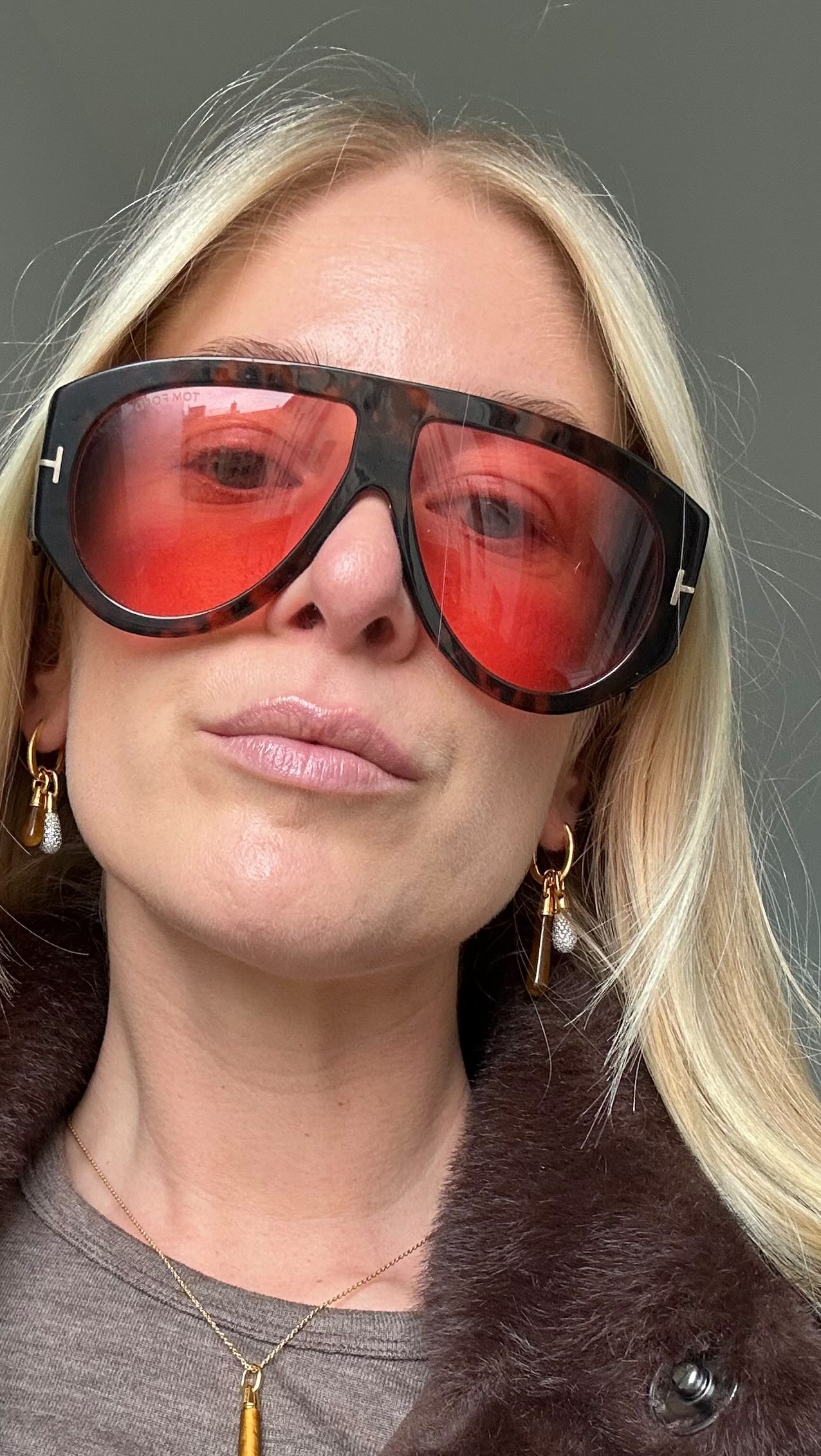 Instagram post by @learohe_ for PDPAOLA. Caption reads: *bene*fit: It’s brown colour grounds me.....