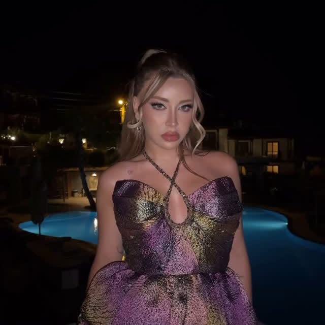 Instagram post by @mikaraun for Alfabeta. Caption reads: Marmaris 💜✨

Elbisem : @alfabetaevening 

*reklam.