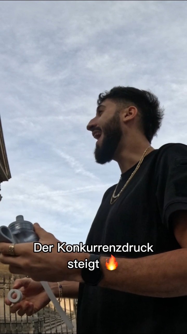 Instagram post by @lezgolezgo for Joyn. Caption reads: Druck so hoch, dass man mal den falschen Namen....