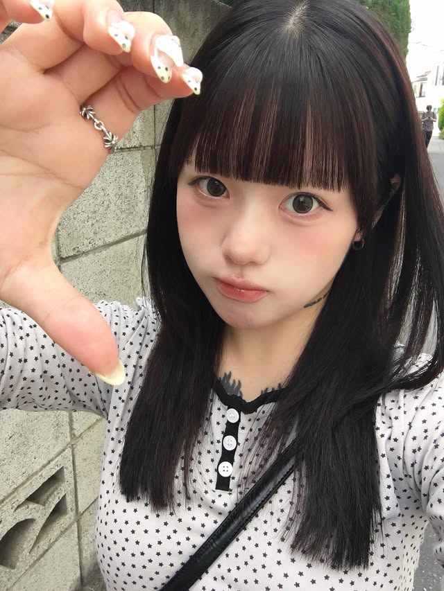Instagram post by @t0kyogirl for Queen Eyes. Caption reads: [...] 派手すぎずちゃんと盛れて、大人かわいいが叶うよ（ ߹꒳߹ ）❤︎....