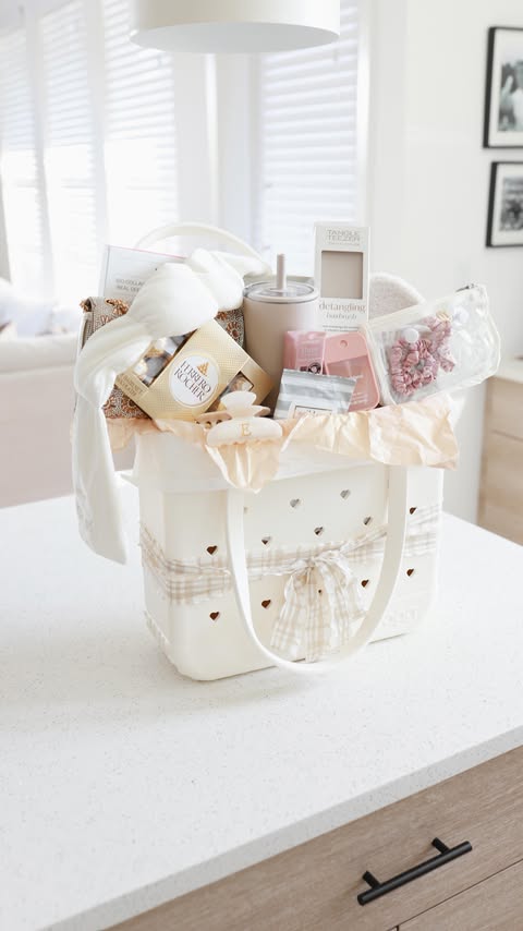 Instagram post by @itsemilyleah for BOGGBAG. Caption reads: [...] with more Valentine’s Day gift ideas!!....