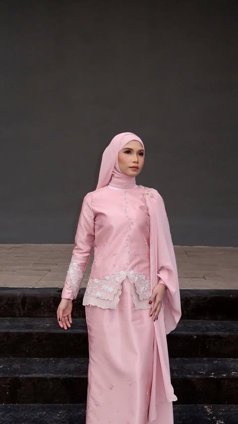 Instagram post by @fatyn.nabila for HIJABISTAHUB. Caption reads: Im wearing kathryn kurung in dusty pink from....