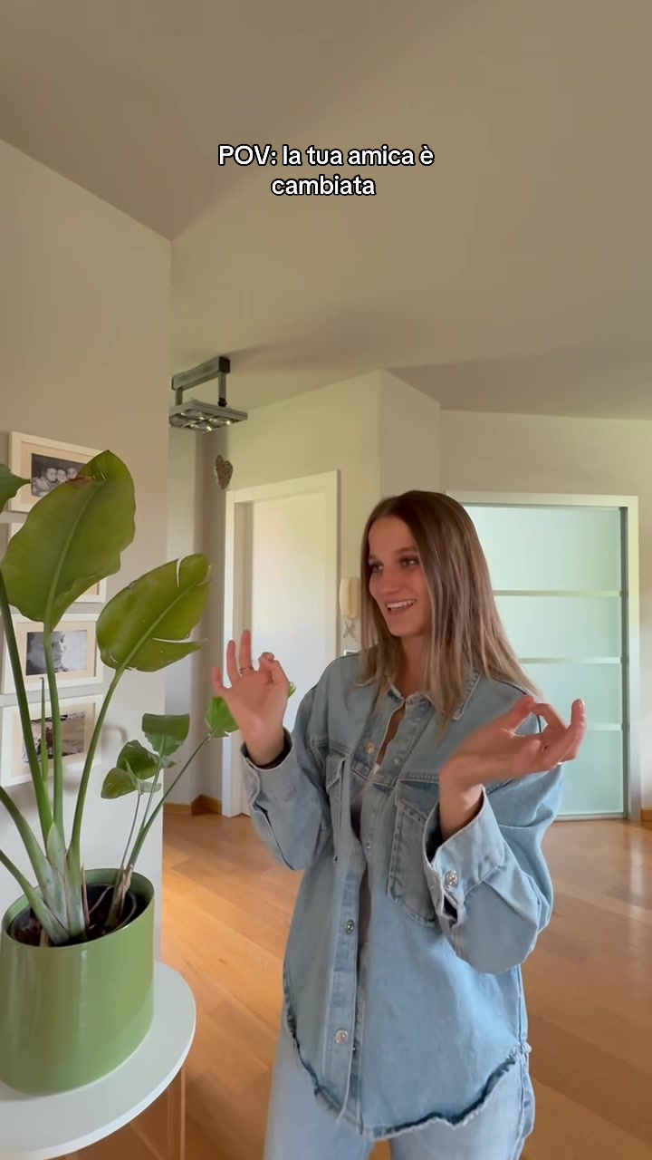 TikTok post by @folz.aa for ISDIN. Caption reads: Si vabbè potresti prestarmeli… grazie….. @ISDIN....