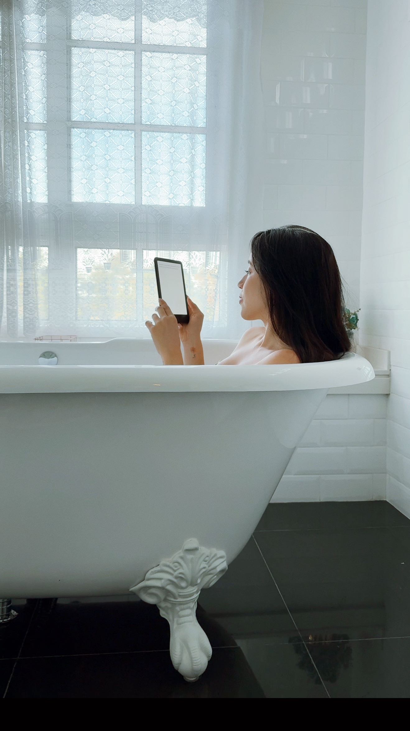 Instagram post by @brunavieira for Amazon Brasil. Caption reads: Desde que o Kindle Colorsoft chegou no Brasil....