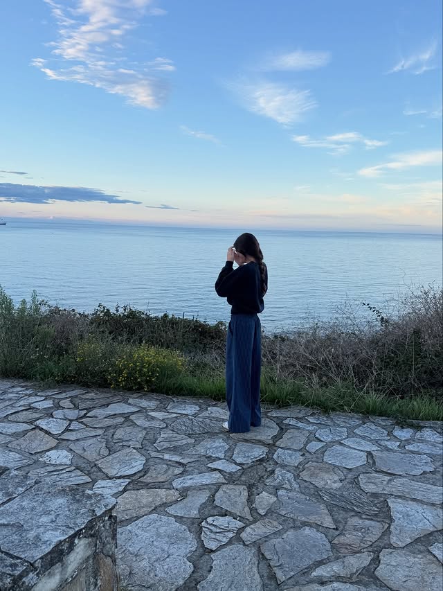 Instagram post by @siramartinezc for Alo Yoga. Caption reads: @alo 🫂🧿☁️ publi.