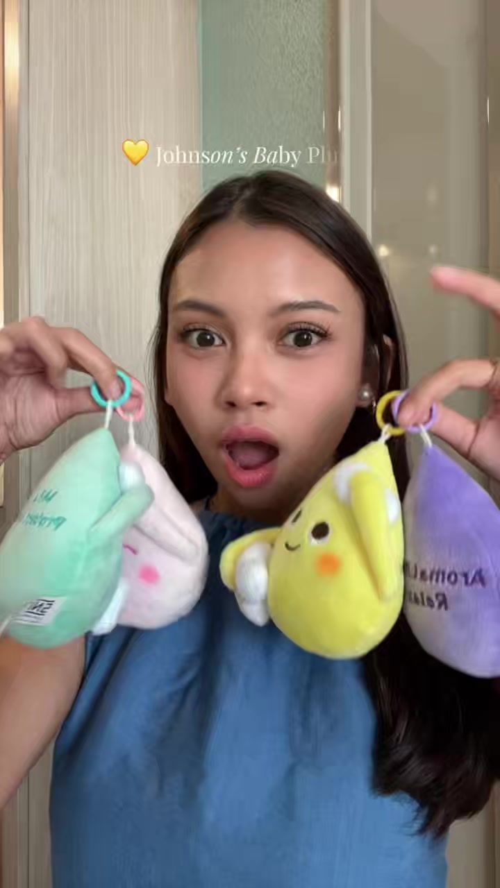 TikTok post by @aiaptr for Johnson’s Baby Indonesia. Caption reads: gratis plushie gemes bgt warna warni🩵💛💜🩷....