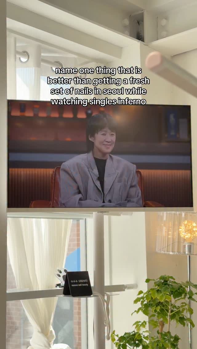 Instagram post by @vikawilwer for Netflix. Caption reads: [...] 💅🏻 #singlesinferno #singlesinfernonetflix....