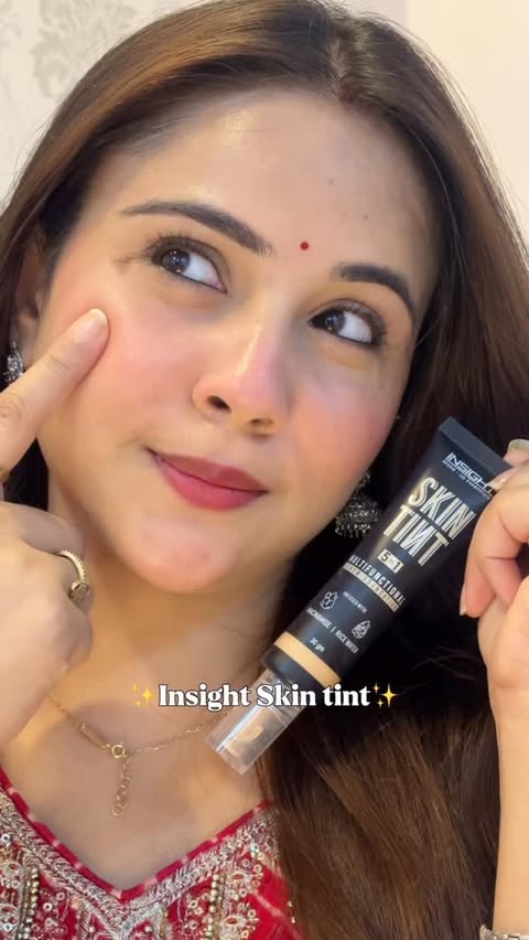 Instagram post by @vanshikaa.jain__ for Insight Cosmetics. Caption reads: [...] #dewybase #everydayglow #insightcosmetics.