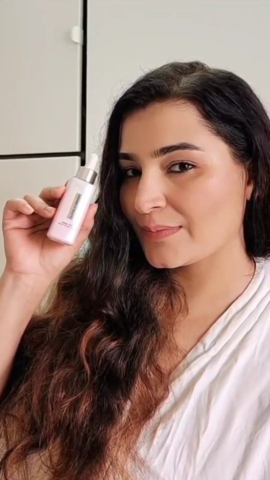 Instagram post by @upasna.johri for L'Oreal Paris. Caption reads: L'Oréal Paris Glycolic Bright Serum 
With super....