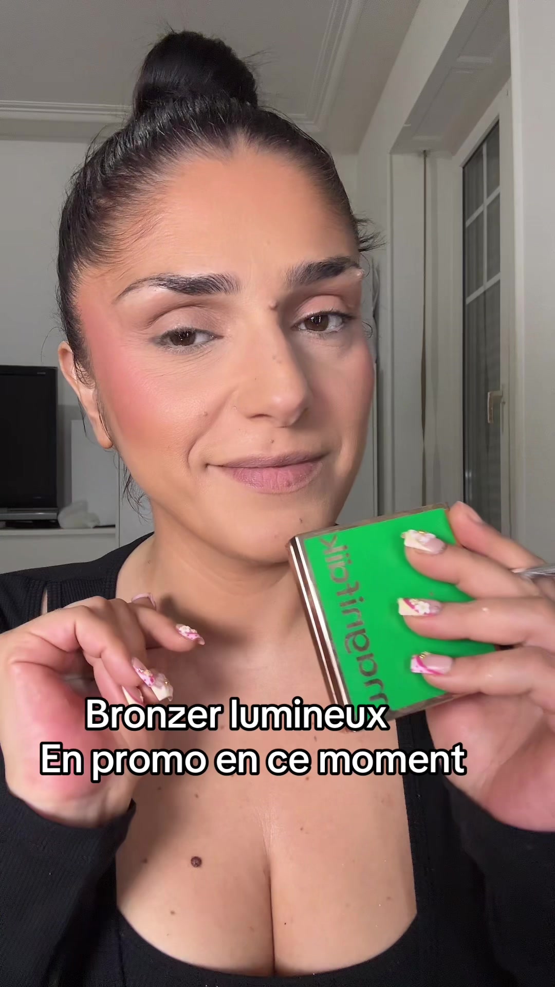 TikTok post by @sirin_v_beauty for Magnifaïk. Caption reads: @Magnifaïk Beauty #bronzer #makeuphacks [...].