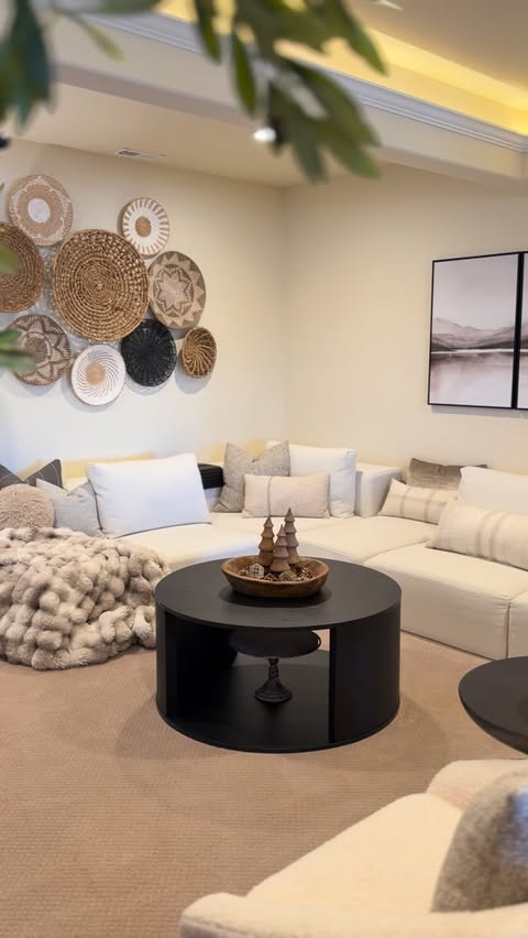 Instagram post by @homeinteriortips for Acanva. Caption reads: 🦃Happy Thanksgiving🦃
.
Here are some views of....