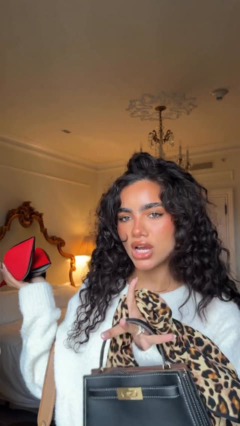 Instagram post by @luisapiou for Afterpay. Caption reads: [...] cool aunt status for the holidays with....