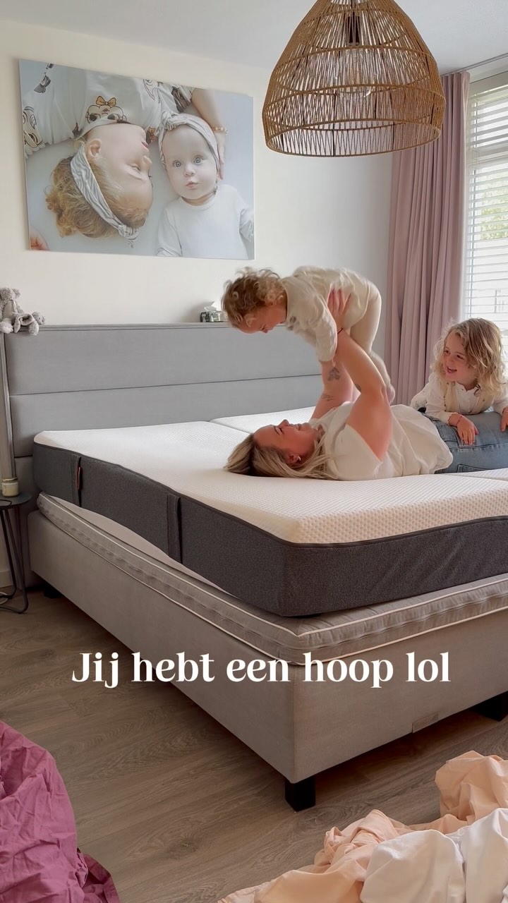 Instagram post by @lieke__vm for Emma Sleep NL. Caption reads: Wij slapen sinds een jaartje op de matrassen van....