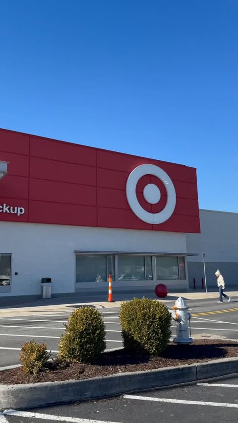 Instagram post by @destiny.randolphh for Fetch. Caption reads: [...] a Rewarded Holiday season for this mom ....