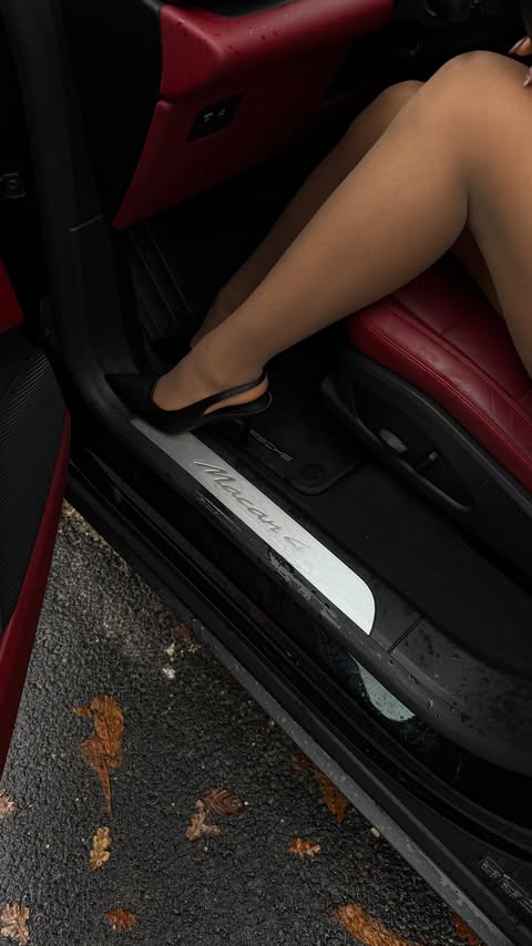 Instagram post by @layanne.bch for Porsche. Caption reads: @porsche_france ✨ invitation 

#porsche #cars....