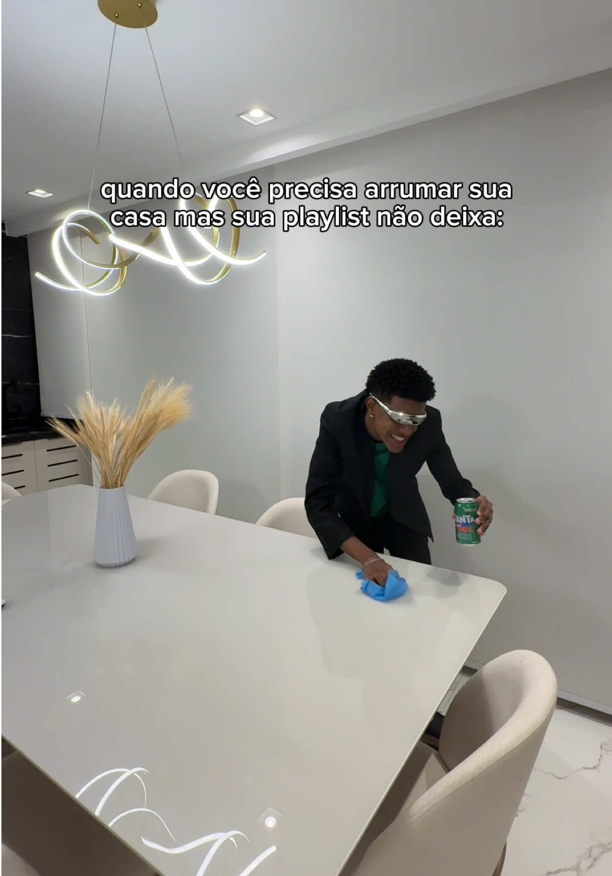 TikTok post by @ocastrin for Fanta. Caption reads: nada como uma Fanta pra dar o gás. Entrou em cena....