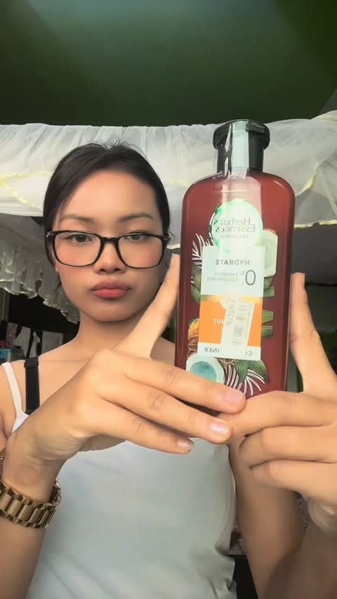 Instagram post by @jenny.brown_girl18 for Herbal Essences. Caption reads: Flipkart #FlipkartBeauty #HerbalEssences....
