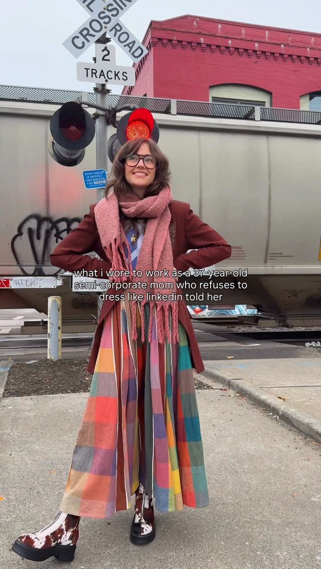 Instagram post by @chelseagettingdressed for Warby Parker. Caption reads: Hiiiii, turns out professionalism looks best when....