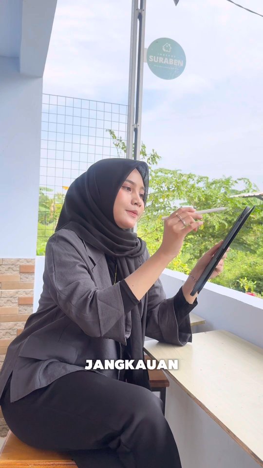 Instagram post by @eventjawatimur for Smartfren. Caption reads: [...] sekarang pilih yang nggak pakai batas.....