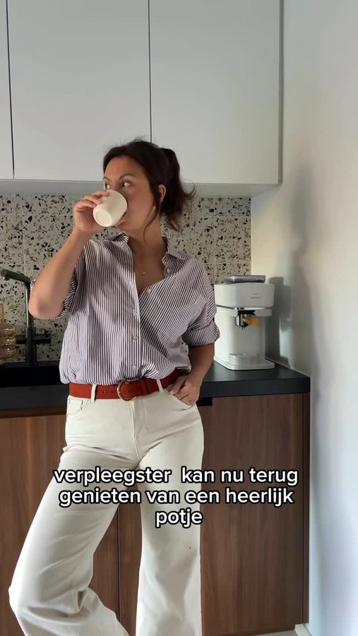 Instagram post by @nuria_glztnva for Philips Home Living SA. Caption reads: Koffie maken kan zó fijn zijn ☕✨ 

En soms ook....