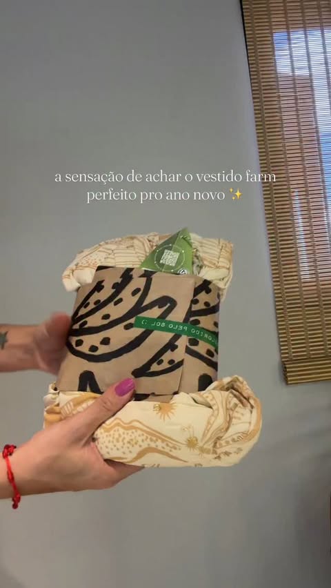 Instagram post by @promonafarm for FARM Rio. Caption reads: apaixonada 🤌🏼

comenta QUERO que te envio....